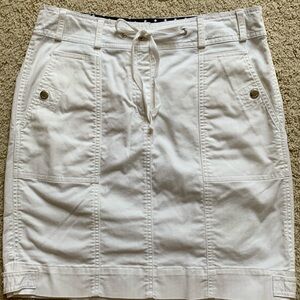 Jones New York white skirt, size 8, snap front with zipper and tie.